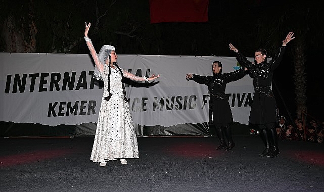 Uluslararası Kemer Dans ve Müzik Festivali Uluslararası Kemer Dans ve Müzik Festivali, kortej yürüyüşünün ardından çeşitli