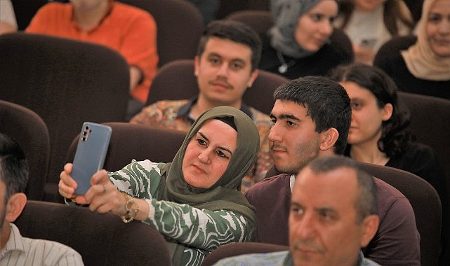 Keçiören Belediyesi’nin ev sahipliğinde Necip Fazıl Tiyatro Salonu’nda sahnelenen “Yeşilçam”