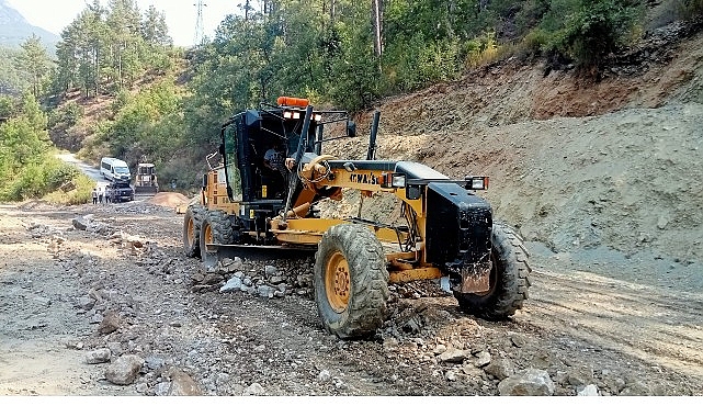 Alanya’da kırsal mahalle yollarına yaz bakımı Antalya Büyükşehir Belediyesi, Alanya'nın kırsal mahallelerinde ulaşımın daha güvenli ve