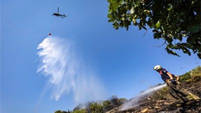 İzmir’in Aliağa ilçesi Samurlu otoyol bağlantısı üzerinde çıkan orman yangını,