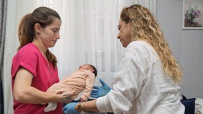İzmir Büyükşehir Belediyesi, gebelik sürecinden itibaren ailelerin kapısını çalıyor. Uzman