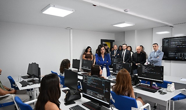 Antalya Dijital Gençlik Merkezi (DİGEM) açıldı Antalya Büyükşehir Belediyesi, gençleri geleceğin mesleklerine hazırlayacak önemli bir eğitim