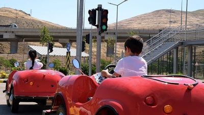 Menemen Belediyesi'nin geleceğin bilinçli sürücülerini ve yayalarını yetiştirmek amacıyla Asarlık