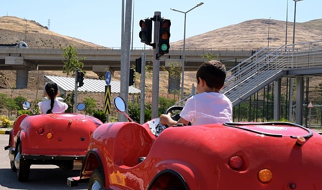 Menemen Belediyesi'nin geleceğin bilinçli sürücülerini ve yayalarını yetiştirmek amacıyla Asarlık