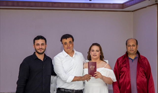İzmirli sağır çift, İzmir Büyükşehir Belediyesi’nin işaret dili çevirmeninin desteği