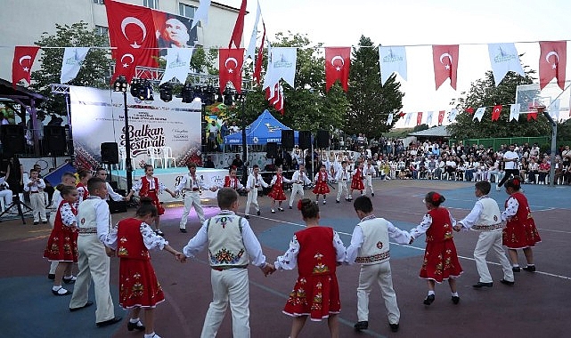 Avluburun’da Festival Coşkusu Kartepe, kültürel zenginliklerin ve kardeşliğin buluşma noktası olmaya devam ediyor.