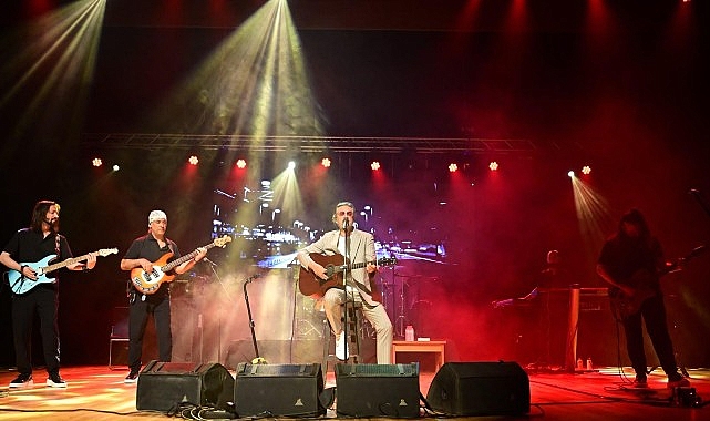 Aydın Büyükşehir Belediyesi Yaz Konserleri Sürüyor Aydın Büyükşehir Belediyesi tarafından düzenlenen ‘Yaz Konserleri’ sürüyor. Kentin dört