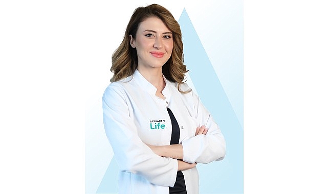 Aynada Gördüğünüz Kırışıklıkların Gerçek Nedeni Yaşlılık Değil! Aynaya baktığınızda gördüğünüz ince kırışıklıkların, cilt lekelerinin ve elastikiyet kaybının
