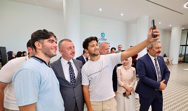 Bakan Çiftçi’den Alev Alatlı Kütüphanesi’ne tam not; “Yeter ki siz okuyun, çalışın” İçişleri Bakanı Mustafa Çiftçi, Kocaeli programının sonunda ziyaret ettiği Alev