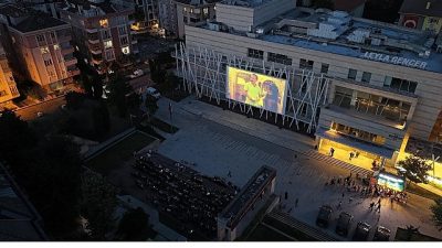 Bakırköy Belediyesi’nin düzenlediği Açık Hava Sinema Günleri, nostaljik sinema atmosferiyle