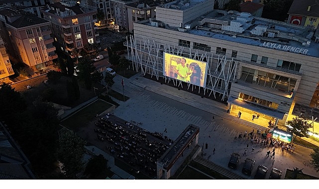 Bakırköy’de Açık Hava Sinema Günleri Başladı Bakırköy Belediyesi’nin düzenlediği Açık Hava Sinema Günleri, nostaljik sinema atmosferiyle