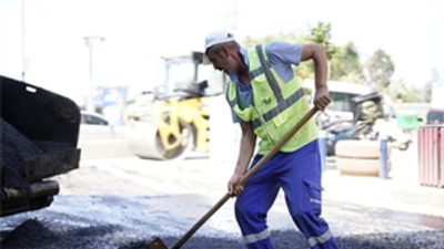 İzmir Büyükşehir Belediyesi kentin ana arterlerinde gerçekleştirdiği yol yenileme çalışmalarına