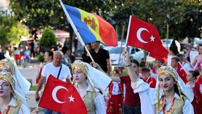 Kocaeli Büyükşehir Belediyesi’nin destekleriyle düzenlenen Kocaeli Uluslararası Balkan Halk Oyunları