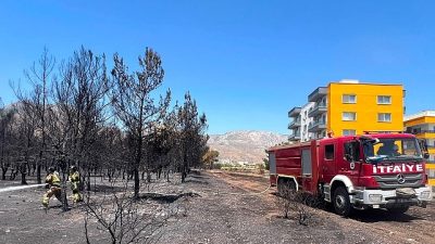 Mersin'in Yeşilovacık Mahallesi'nde meydana gelen orman yangınının söndürülmesine yönelik çalışmalara