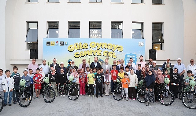 Başkan Altay “Güle Oynaya Camiye Gel” Projesi Kapsamında Çocukların Sabah Namazı Coşkusuna Eşlik Etti Konya Büyükşehir Belediye Başkanı Uğur İbrahim Altay, Konya genelinde bu
