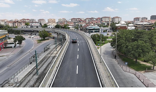 Başkan Altay Kunduracılar Üst Geçidi’nde Asfaltı Yenileyerek Standardı Yükselttiklerini Açıkladı Konya Büyükşehir Belediye Başkanı Uğur İbrahim Altay, çevre yollarıyla bağlantıyı