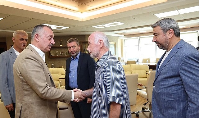 Başkan Büyükakın şampiyonları ağırladı Arapça Münazara Türkiye Şampiyonası'nda birinci olan İzmit Mehmet Akif Ersoy