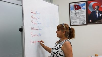 Aydın Büyükşehir Belediyesi’nin ‘Yaz Dönemi Etkinlikleri’ kapsamında düzenlediği İngilizce eğitimleri, çocukların dil