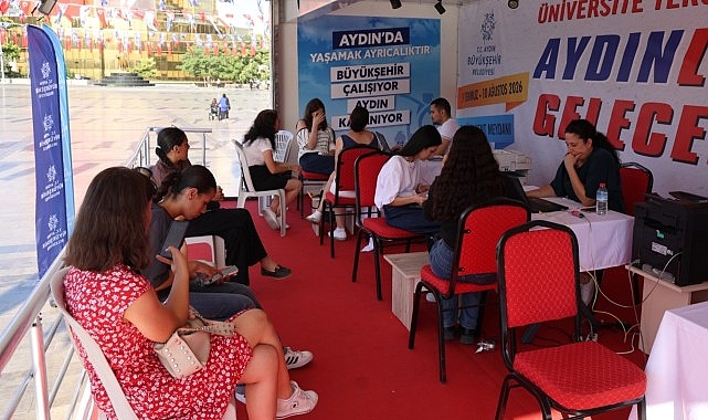 Başkan Çerçioğlu’ndan Üniversite Adaylarına Ücretsiz Tercih Desteği Aydın Büyükşehir Belediye Başkanı Özlem Çerçioğlu, üniversiteye adım atmaya hazırlanan