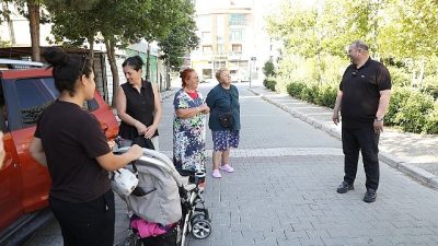 Menderes Belediye Başkanı İlkay Çiçek, sahaya çıkarak yapılan işleri inceledi,