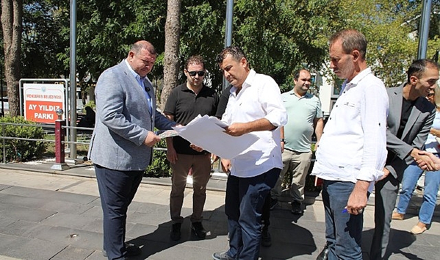 Başkan Çiçek Sokakta, Vatandaşla İç İçe Menderes Belediye Başkanı İlkay Çiçek, müdürler ve sorumlu personeli yanına