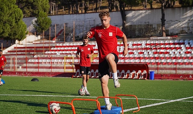 Başkan Ergin’den Ayvalıkgücü Belediyespor’a Moral Ziyareti Ayvalık Belediye Başkanı Mesut Ergin, yeni sezon hazırlıklarını sürdüren Ayvalıkgücü