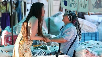 Çeşme Belediye Başkanı Lâl Denizli, Alaçatı Pazarını ziyaret ederek esnaf