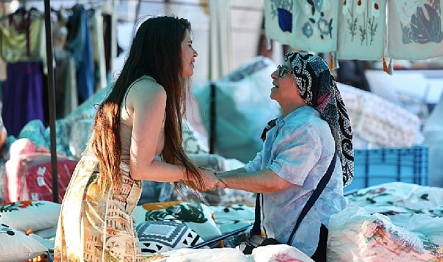 Başkan Lâl Denizli Alaçatı Pazarında esnaf ve vatandaşlarla buluştu Çeşme Belediye Başkanı Lâl Denizli, Alaçatı Pazarını ziyaret ederek esnaf