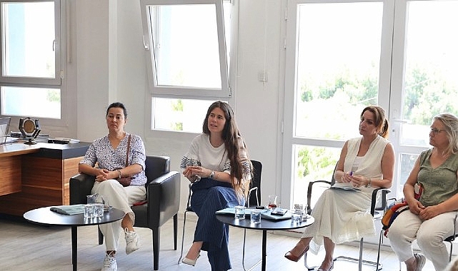 Başkan Lâl Denizli, Halk Günü buluşmalarında vatandaşları dinlemeye devam ediyor Halk Günü buluşmalarında, vatandaşlar belediye hizmetleriyle ilgili taleplerini, önerilerini ve