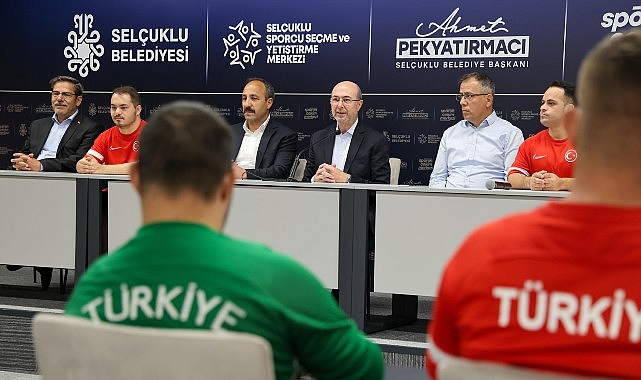 Başkan Pekyatırmacı Down Sendromlu Futsal Millî Takımı ile Bir Araya Geldi Amerika’da düzenlenecek Dünya Şampiyonası öncesi son hazırlık kampını Konya’da tamamlayan