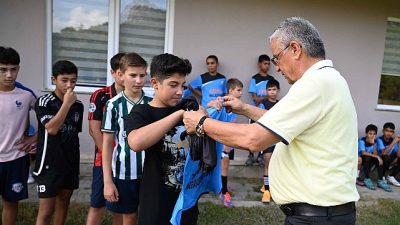 Kemer Belediye Başkanı Necati Topaloğlu, Ahmet Erkal Spor Tesisleri’nde yeni