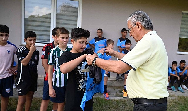 Başkan Topaloğlu’ndan futbolculara moral ziyareti Kemer Belediye Başkanı Necati Topaloğlu, Ahmet Erkal Spor Tesisleri’nde yeni