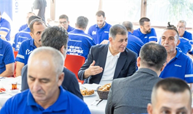 Başkan Tugay güne İZBETON emekçileriyle başladı İzmir Büyükşehir Belediye Başkanı Dr. Cemil Tugay, İZBETON'un Bornova’daki şantiyesinde