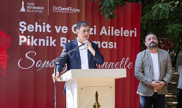 Başkan Tugay, şehit aileleri ve gazilerle buluştu “Ne yaparsak yapalım hakkınız ödenmez” İzmir Büyükşehir Belediye Başkanı Dr. Cemil Tugay, İzmir Büyükşehir Belediyesi'nin