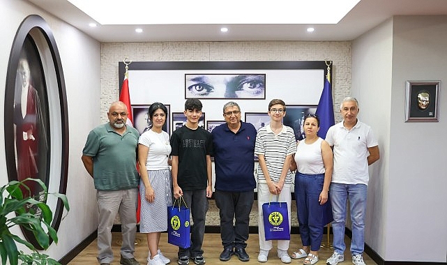 Başkan Vekili Benzer LGS şampiyonlarını ağırladı Buca Belediyesi’nin ücretsiz eğitim platformu Dijital Dershane ile LGS’ye hazırlanan