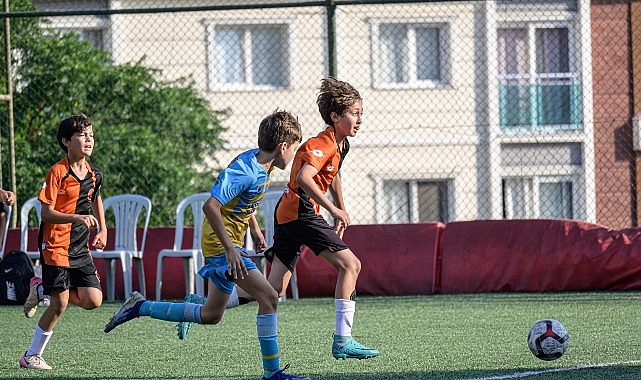 Bayraklı’da U-12 Cup Heyecanı Başladı Bayraklı Belediyesi tarafından geleneksel olarak düzenlenen U-12 Cup Futbol Turnuvası