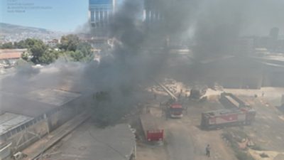 İzmir Büyükşehir Belediyesi itfaiye ekipleri, Bayraklı'da otomotiv sektöründe faaliyet gösteren