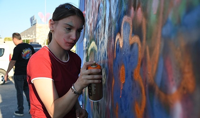 Binlerce genç Gençlik ve Graffiti Festivali’nde buluştu Lüleburgaz Belediyesi tarafından ilk kez düzenlenen Gençlik ve Graffiti Festivali,