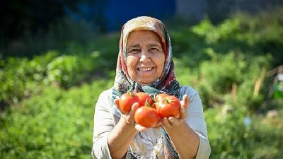 Bornova Belediye Başkanı Ömer Eşki, Tarımsal Hizmetler Müdürlüğü tarafından hayata geçirilen