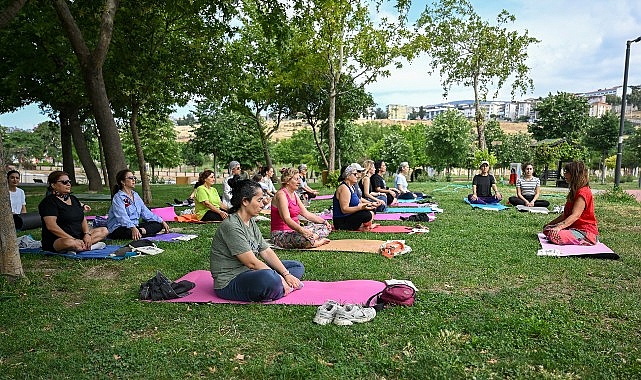 Bornova’da kadınlar doğanın kalbinde buluştu Bornova Belediyesi, kadınlara yönelik gerçekleştirdiği sosyal ve kültürel projelere bir