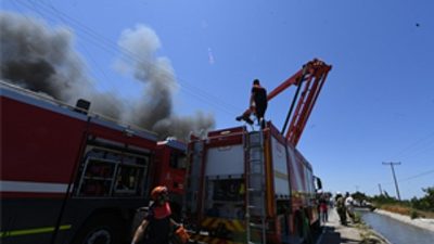 İzmir’in Bornova ilçesinde bir restoranın karşısında çıkan ot yangını, İzmir
