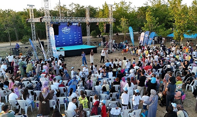 Bu etkinlikte çocuk kahkahaları eksik olmuyor Kocaeli Büyükşehir Belediyesi tarafından düzenlenen “Çık Dışarıya Oynayalım” etkinlikleri, yaz