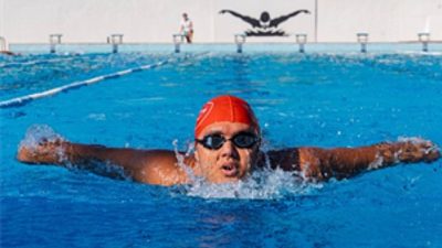İzmir Büyükşehir Belediyesi’nin 23 yaşındaki otizmli yüzme sporcusu Tuna Tunca