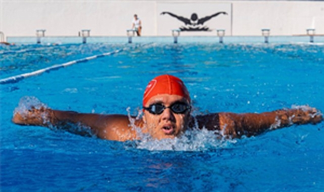 Bu kez Kuzey İrlanda ile İskoçya arasında kulaç atacak İzmir Büyükşehir Belediyesi’nin 23 yaşındaki otizmli yüzme sporcusu Tuna Tunca