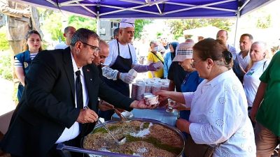 Buca'da düzenlenen aşure lokması ikramında Buca Belediye Başkan Vekili Hüseyin