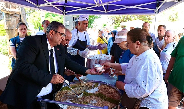 Buca’da aşure birlik ve beraberlik için karıldı Buca'da düzenlenen aşure lokması ikramında Buca Belediye Başkan Vekili Hüseyin
