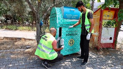 Buca Belediyesi, ilçenin dört bir yanına yerleştirdiği geri dönüşüm kumbaralarıyla sıfır atık