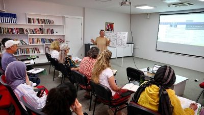 Buca Belediyesi’nin Halk Eğitimi Merkezi iş birliğiyle açtığı ücretsiz İngilizce