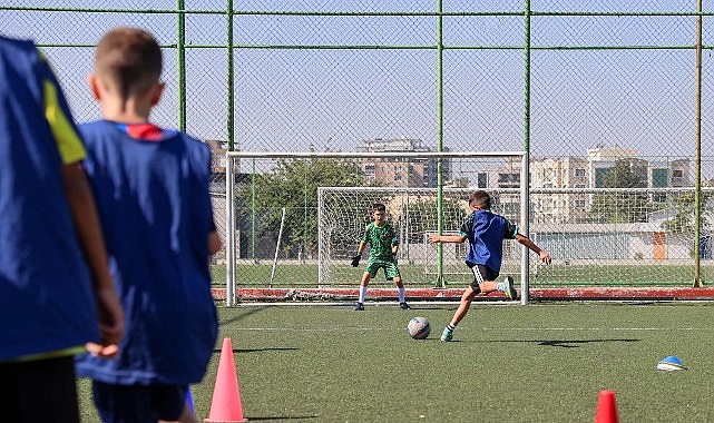 Buca’da yaz tatili futbolla renkleniyor Buca Belediyesi’nin, ilçede yaşayan çocukların yaz tatilini sağlıklı ve verimli