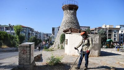 Buca Belediyesi, artan sıcaklıklarla birlikte temizlik çalışmalarını ilçe genelinde yoğunlaştırdı.